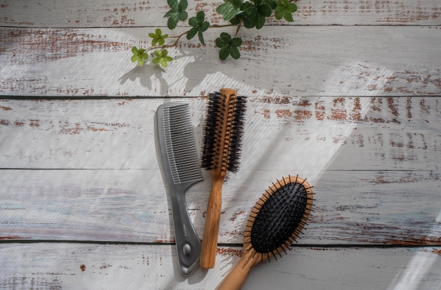 置かれた3種類のヘアブラシ