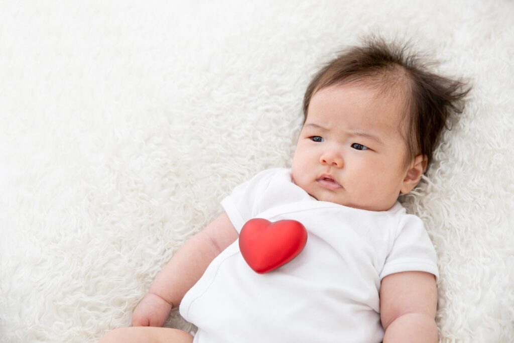 眉間にしわを寄せる赤ちゃん