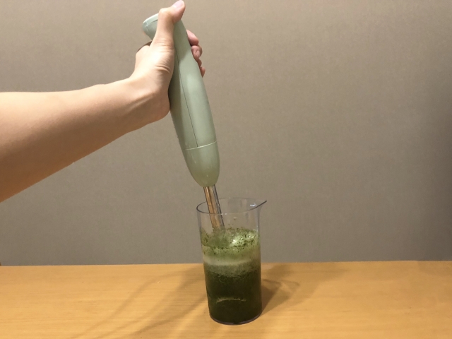 ハンドブレンダーでスムージーを作る
