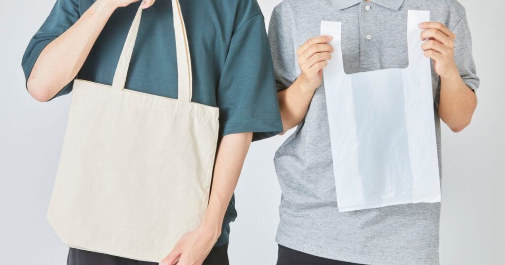 エコバッグを持っている人とレジ袋を持っている人