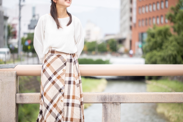 チェックのロングスカートを履く女性