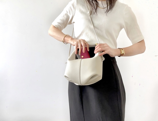 鞄から財布を出している女性