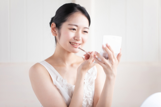 リップを塗っている女性