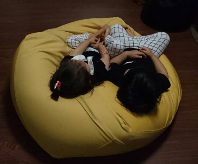 ビーズクッションと子供