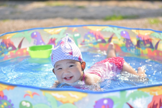プールで元気よく遊ぶ子ども