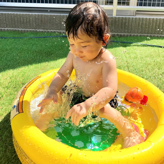 水しぶきを上げて遊ぶ子供