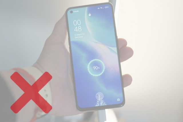 充電中のスマホとバツマーク