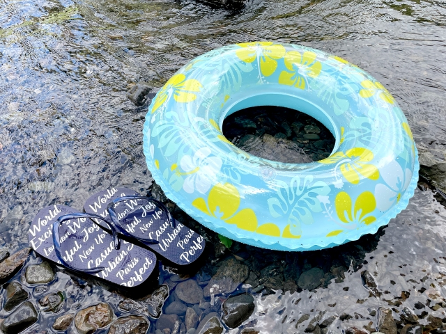 水色の浮き輪とビーチサンダル