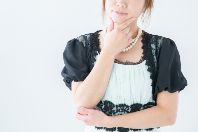 ドレスを着た女性