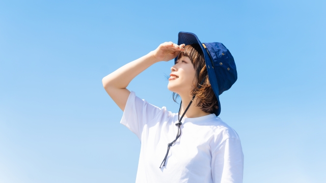 夏にバケットハットをかぶる女性