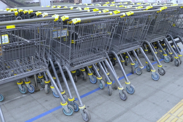 大量の買い物カート