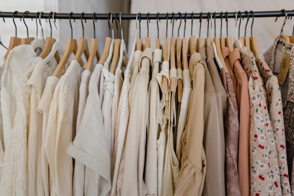 女性服が並んでいる