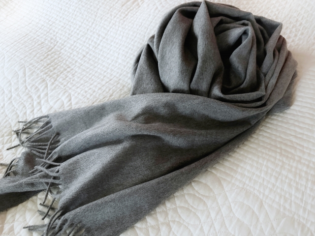 白いカバーの上のグレーのストール
