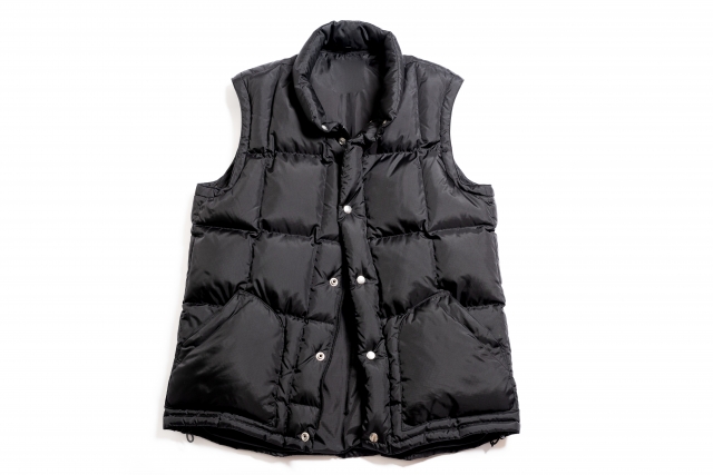 黒いダウンベスト