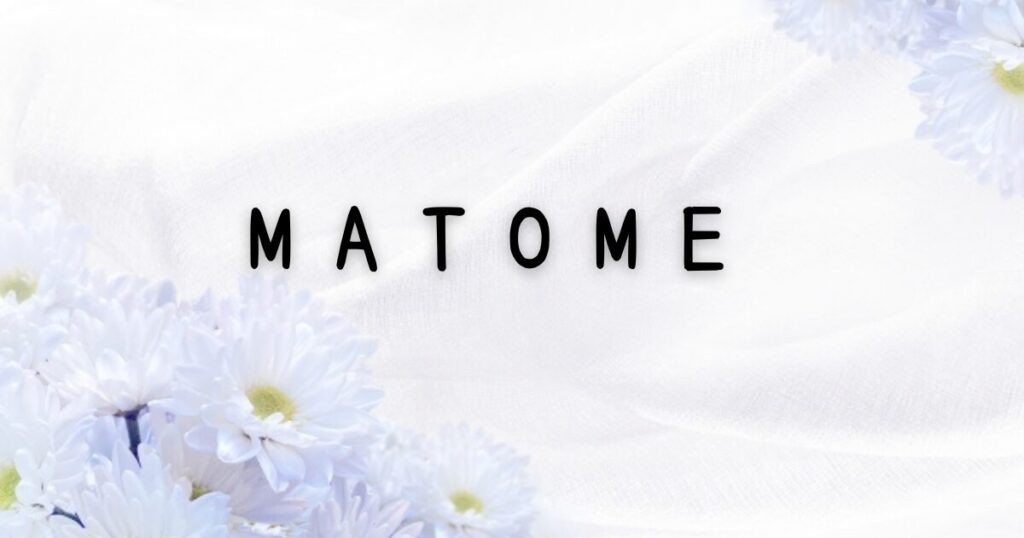 シルクの生地と白い花、MATOMEの文字