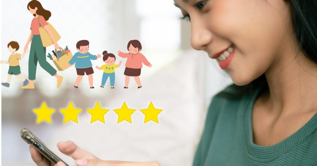 スマートフォンを見て微笑む女性