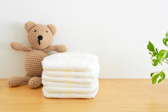 おむつとクマのぬいぐるみ