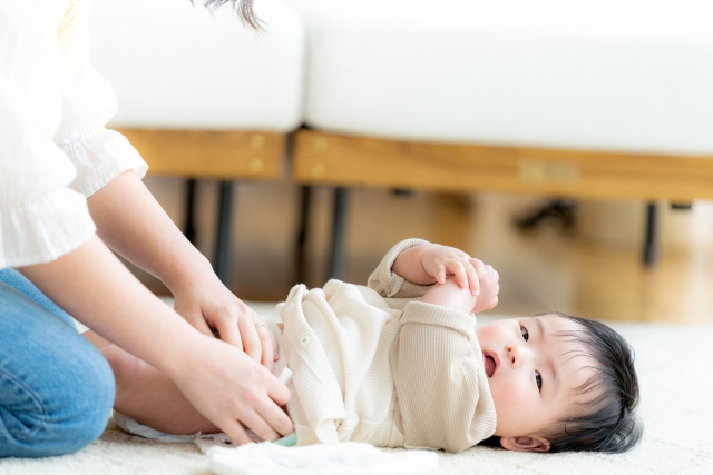 おむつ替えされている赤ちゃん