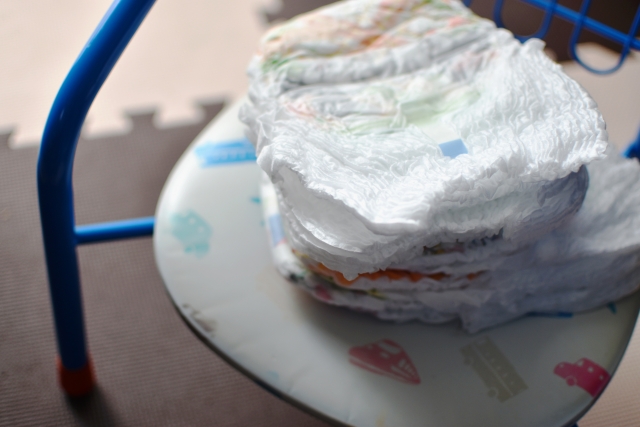 子ども椅子の上のおむつ