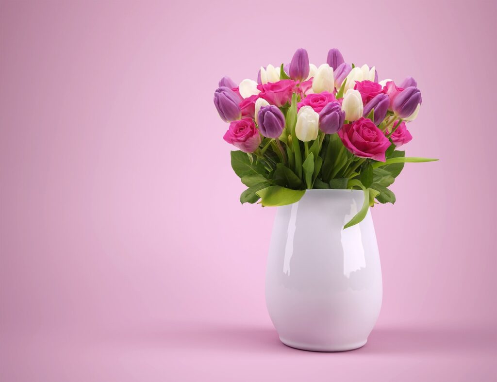 チューリップなどの生花と花瓶