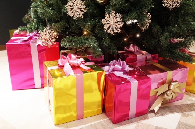 クリスマスツリーの根元に置いたプレゼント