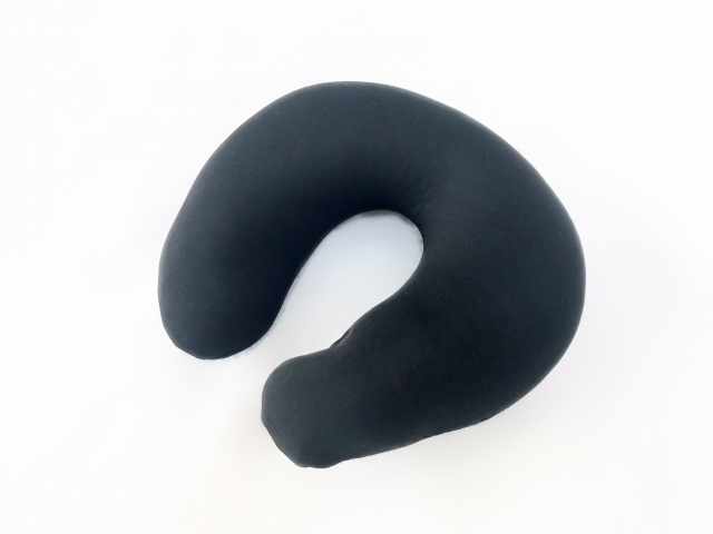 黒いネックピロー