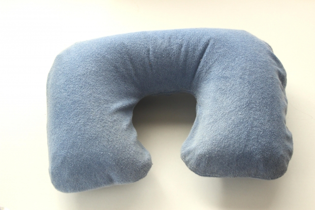 グレーのネックピロー