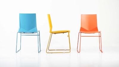 青と黄色とオレンジの椅子