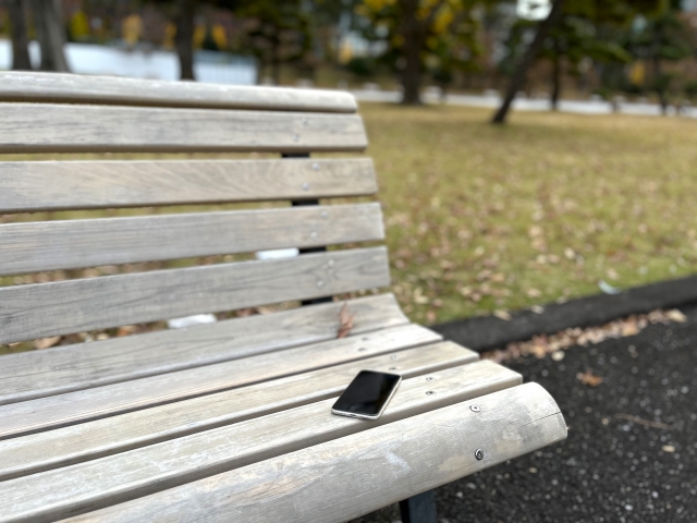 ベンチの上に忘れられたスマホ