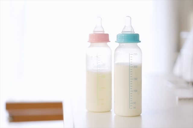 ミルクの入った哺乳瓶2本