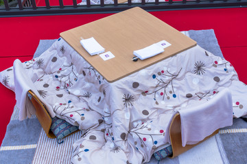 屋外の白いこたつ