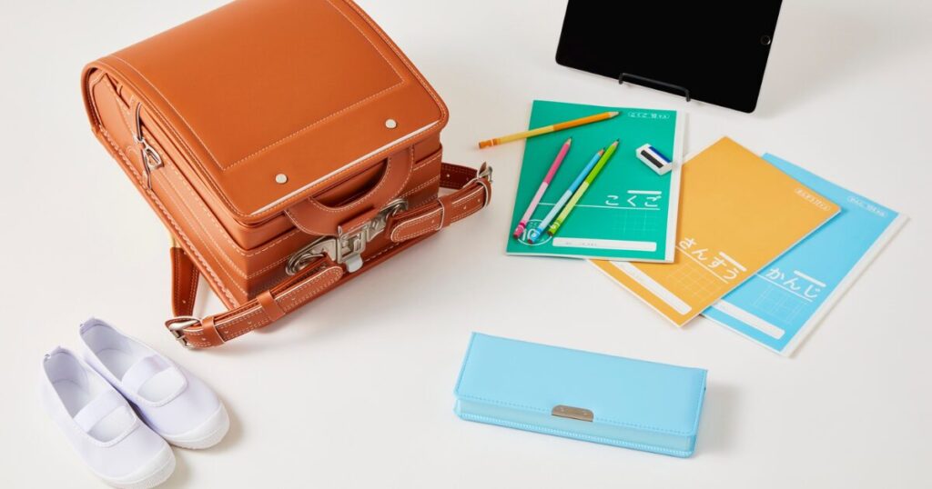 明るいブラウンのランドセルと学用品