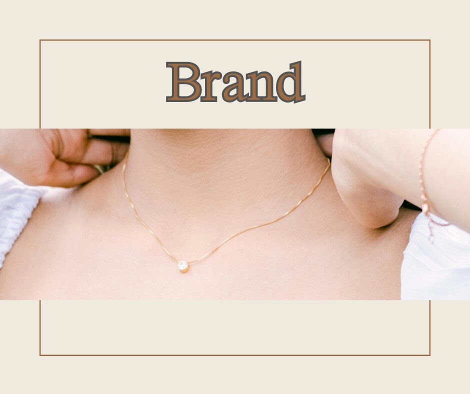 ダイヤモンドのゴールドチェーンのネックレスを身に付けた女性とBrandの文字