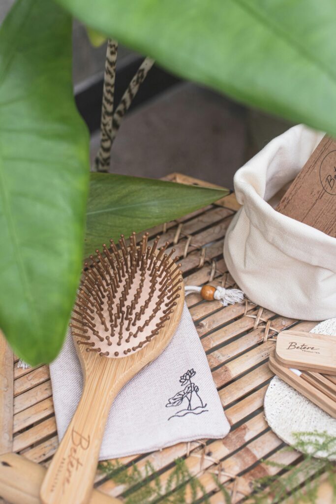 机に置かれたヘアブラシと観葉植物