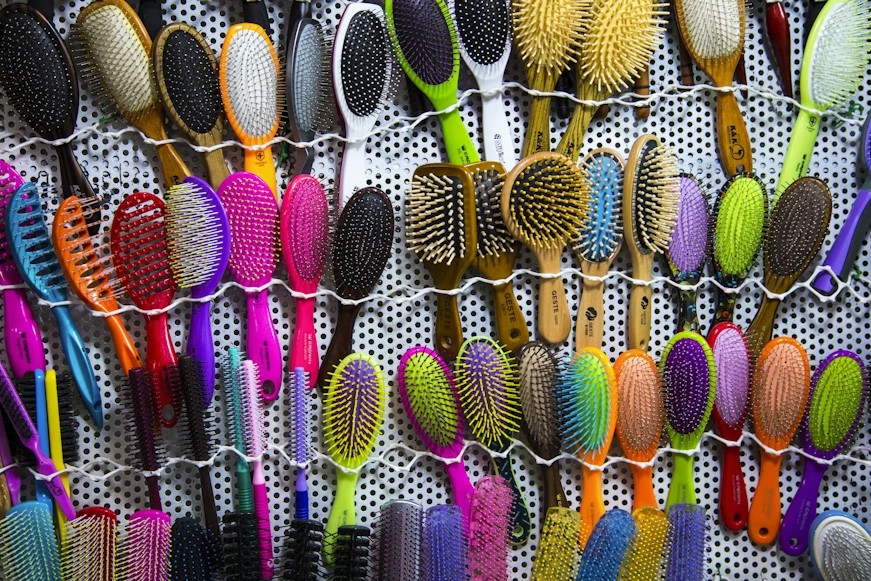 たくさんのカラフルなヘアブラシ