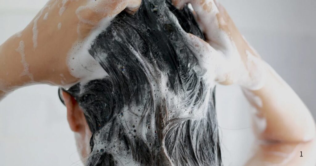 シャンプーをしている女性