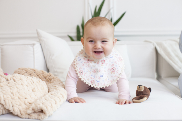 スタイをつけた赤ちゃん