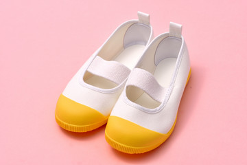 黄色い新品の上履き