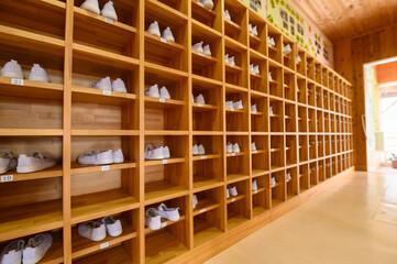 上履きがしまわれている学校の靴箱