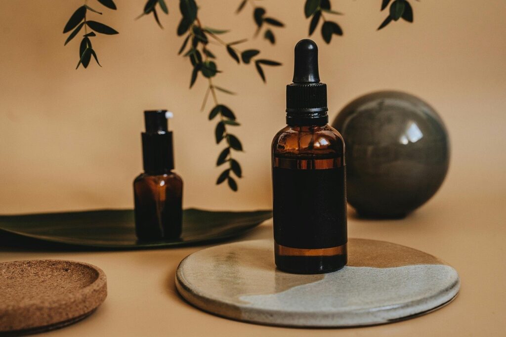 2本の茶色の瓶に入った美容液と観葉植物