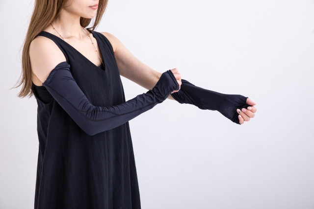 黒いアームカバーをしている女性