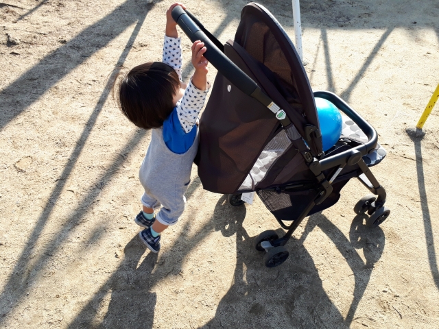 子どもがベビーカーを押している姿