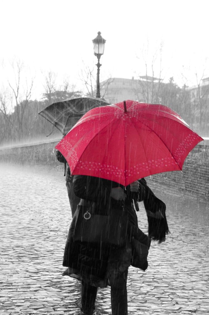 雨の中傘をさしているひと