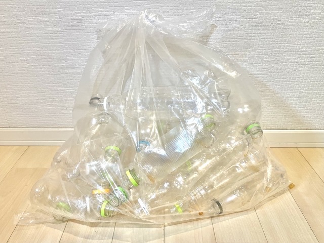 ペットボトルのゴミがたくさん出ている