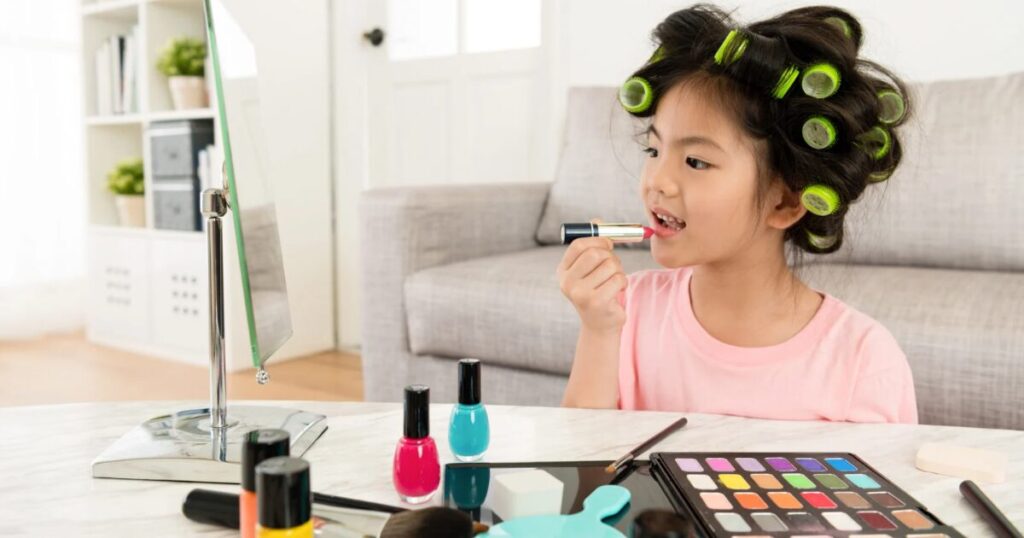 メイクをしている女の子