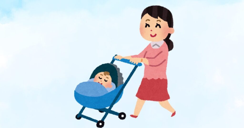 赤ちゃんを乗せた青いベビーカーを、押して歩くピンクの服を着た女性