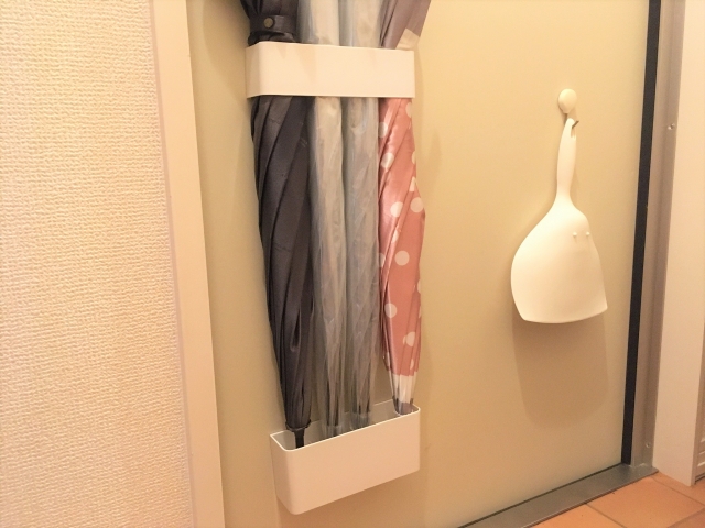 ドアにくっついた傘立てと４本の傘