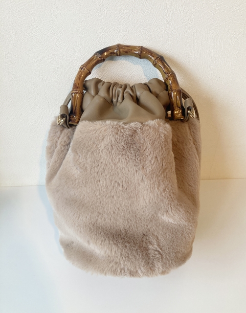 バンブーハンドルのファーバッグ