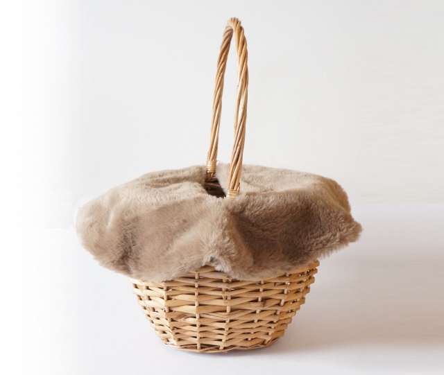 ファー×カゴ素材のバッグ