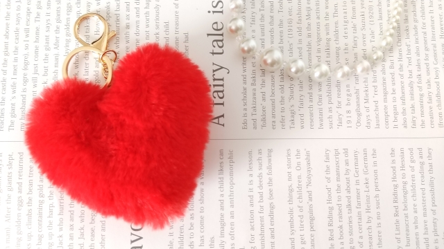 赤いハートのファーチャーム